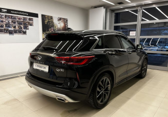 Подержанный автомобиль Infiniti QX50 2018 года (5 фото)
