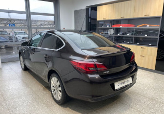 Подержанный автомобиль Opel Astra Sedan 2014 года (6 фото)