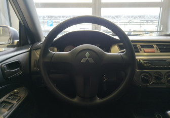 Подержанный автомобиль Mitsubishi Lancer Sedan 2006 года (10 фото)