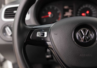 Подержанный автомобиль Volkswagen Polo Sedan 2016 года (12 фото)