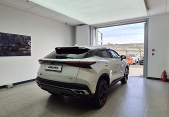 Подержанный автомобиль Omoda C5 2023 года (4 фото)