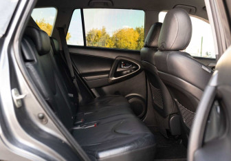 Подержанный автомобиль Toyota RAV4 2012 года (21 фото)