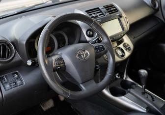 Подержанный автомобиль Toyota RAV4 2012 года (11 фото)