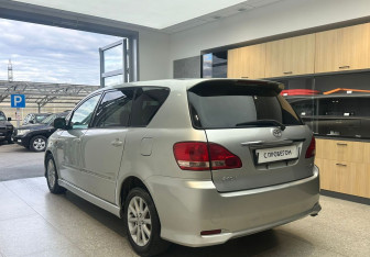 Подержанный автомобиль Toyota Ipsum 2002 года (7 фото)