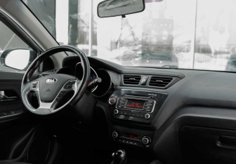 Подержанный автомобиль Kia Rio Sedan 2017 года (10 фото)