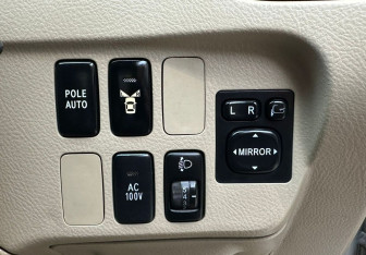 Подержанный автомобиль Toyota Ipsum 2002 года (11 фото)