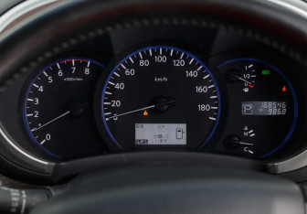 Подержанный автомобиль Nissan Elgrand 2011 года (12 фото)