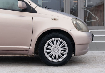 Подержанный автомобиль Toyota Vitz 1999 года (9 фото)
