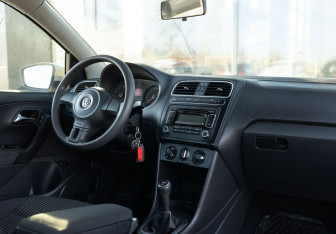 Подержанный автомобиль Volkswagen Polo Sedan 2011 года (10 фото)