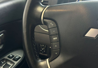 Подержанный автомобиль Mitsubishi Pajero 2011 года (12 фото)