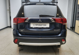 Подержанный автомобиль Mitsubishi Outlander 2016 года (6 фото)