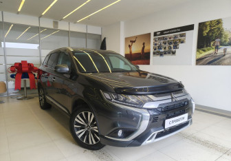 Подержанный автомобиль Mitsubishi Outlander 2019 года (3 фото)