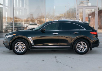 Подержанный автомобиль Infiniti FX 2010 года (8 фото)