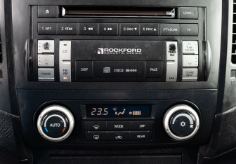 Подержанный автомобиль Mitsubishi Pajero 2006 года (15 фото)