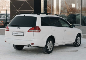 Подержанный автомобиль Nissan Wingroad 2000 года (5 фото)