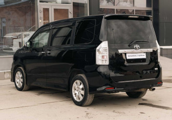 Подержанный автомобиль Toyota Voxy Minivan 2011 года (7 фото)