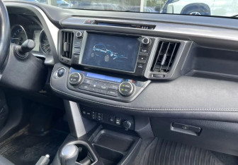 Подержанный автомобиль Toyota RAV4 2017 года (15 фото)