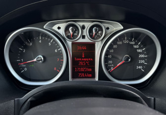 Подержанный автомобиль Ford Kuga 2012 года (16 фото)