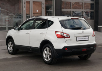 Подержанный автомобиль Nissan Qashqai 2012 года (7 фото)