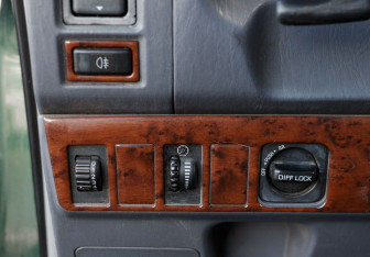 Подержанный автомобиль Toyota Land Cruiser Prado 2000 года (17 фото)