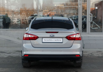 Подержанный автомобиль Ford Focus Sedan 2012 года (6 фото)