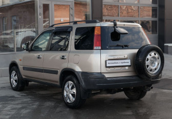 Подержанный автомобиль Honda CR-V 2000 года (7 фото)