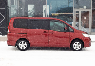 Подержанный автомобиль Nissan Serena Minivan 2009 года (4 фото)