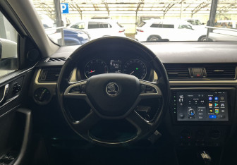 Подержанный автомобиль Skoda Rapid Liftback 2015 года (9 фото)