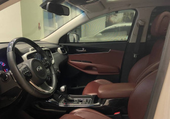 Подержанный автомобиль Kia Sorento 2016 года (12 фото)