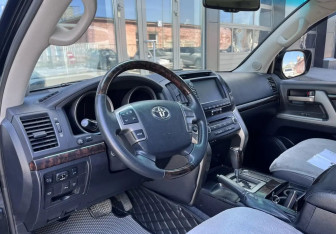 Подержанный автомобиль Toyota Land Cruiser Suv 2008 года (10 фото)