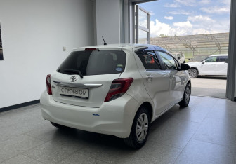 Подержанный автомобиль Toyota Vitz 2015 года (4 фото)