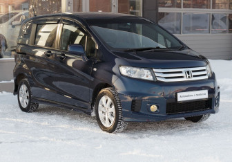 Подержанный автомобиль Honda Freed 2011 года (3 фото)