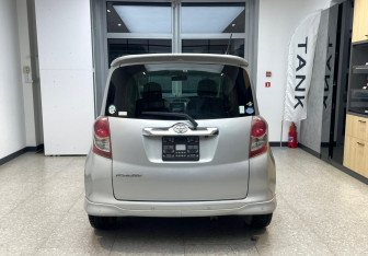 Подержанный автомобиль Toyota Ractis 2009 года (6 фото)