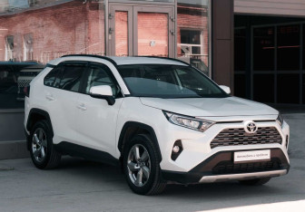 Подержанный автомобиль Toyota RAV4 2020 года (3 фото)