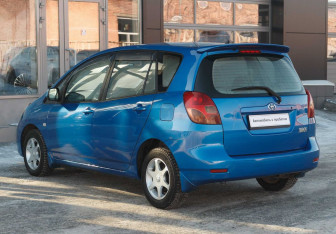 Подержанный автомобиль Toyota Corolla Spacio 2002 года (7 фото)