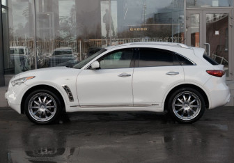 Подержанный автомобиль Infiniti FX 2008 года (8 фото)