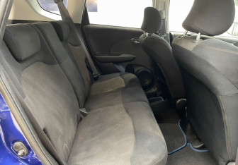 Подержанный автомобиль Honda Fit 2008 года (11 фото)