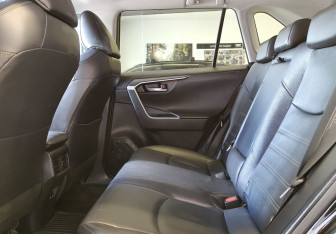 Подержанный автомобиль Toyota RAV4 2021 года (13 фото)