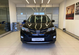 Подержанный автомобиль Toyota RAV4 2015 года (3 фото)