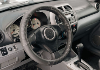 Подержанный автомобиль Toyota RAV4 2003 года (11 фото)