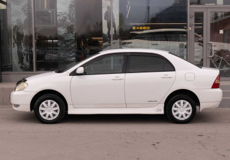 Подержанный автомобиль Toyota Corolla Sedan 2001 года (8 фото)