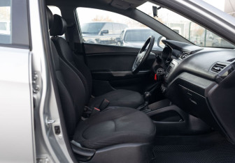 Подержанный автомобиль Kia Rio Hatchback 2017 года (19 фото)