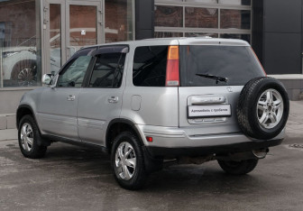 Подержанный автомобиль Honda CR-V 2001 года (7 фото)