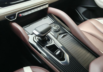 Подержанный автомобиль Geely Monjaro 2023 года (13 фото)