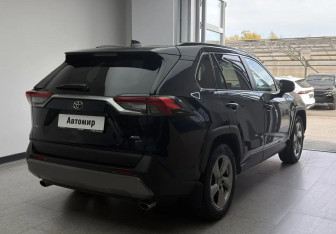 Подержанный автомобиль Toyota RAV4 2019 года (6 фото)