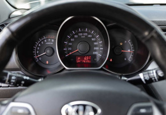 Подержанный автомобиль Kia Rio Sedan 2016 года (13 фото)