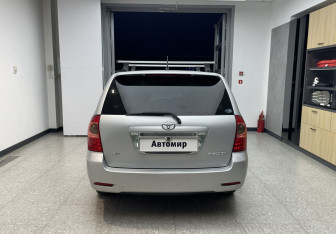 Подержанный автомобиль Toyota Corolla Wagon 2005 года (5 фото)