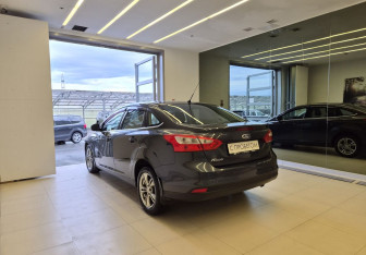 Подержанный автомобиль Ford Focus Sedan 2011 года (6 фото)