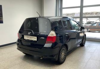 Подержанный автомобиль Honda Fit 2006 года (5 фото)
