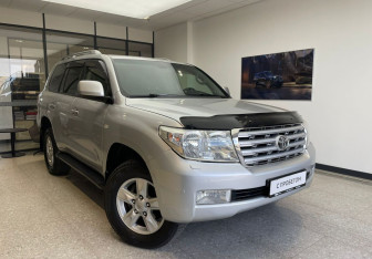 Подержанный автомобиль Toyota Land Cruiser Suv 2011 года (5 фото)